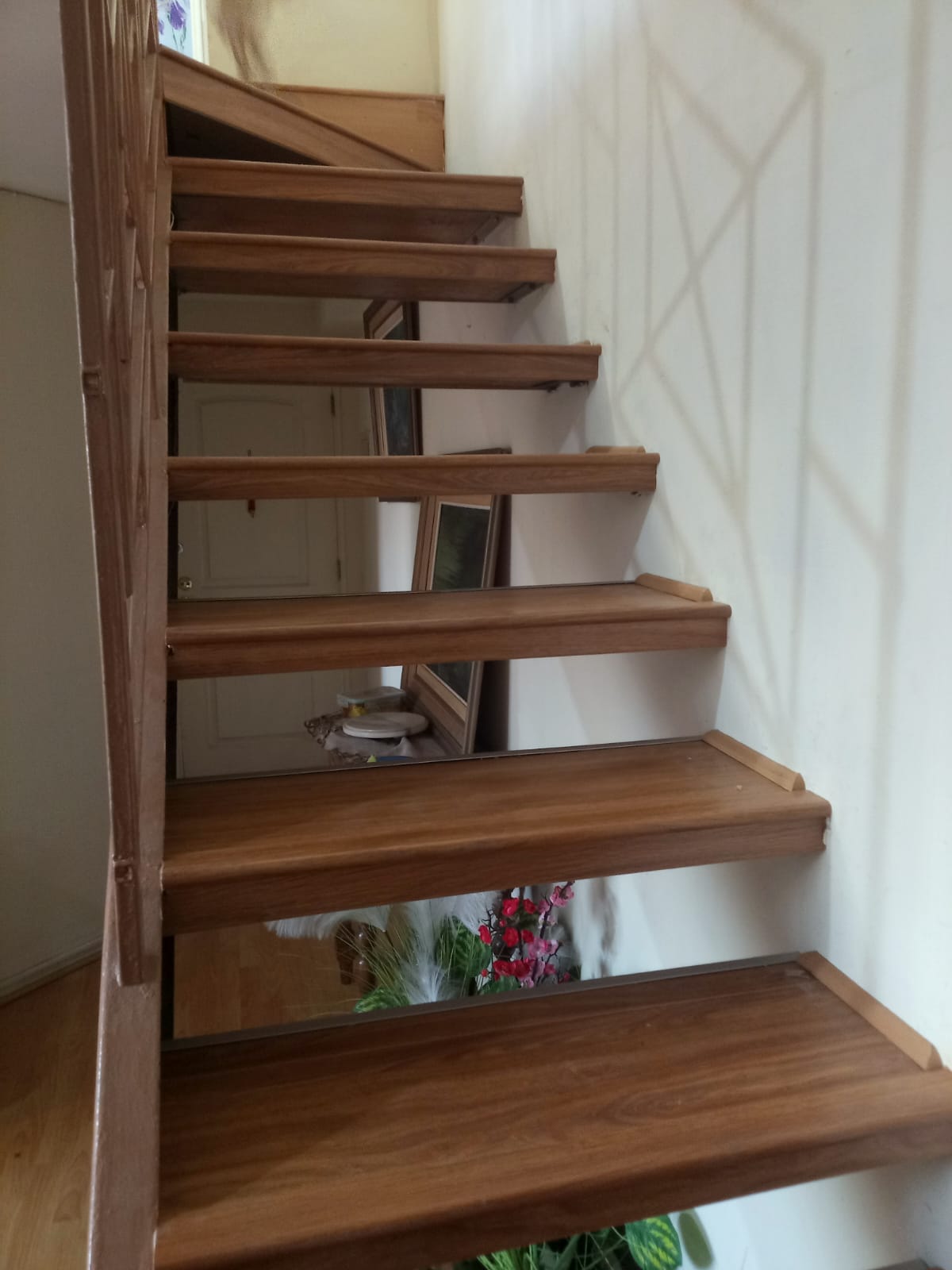 Escalera con piso flotante