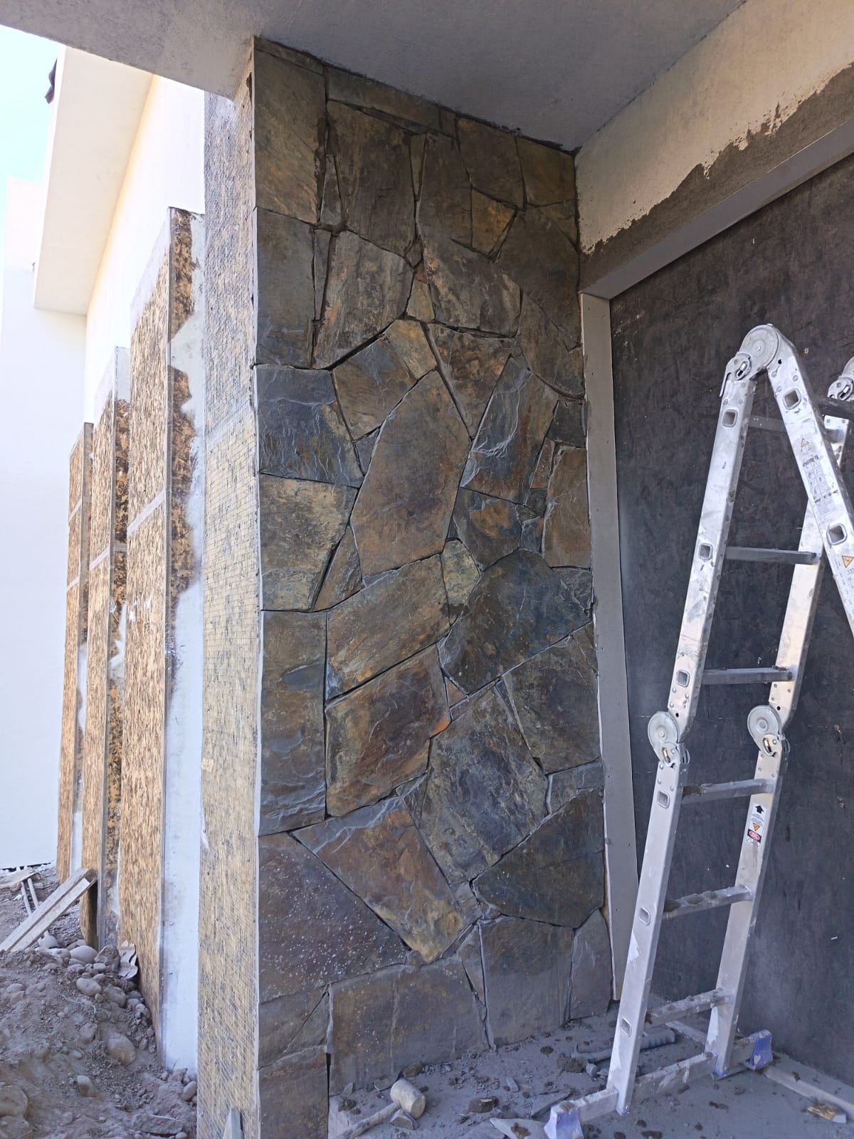 Revestimiento de piedra natural en fachada