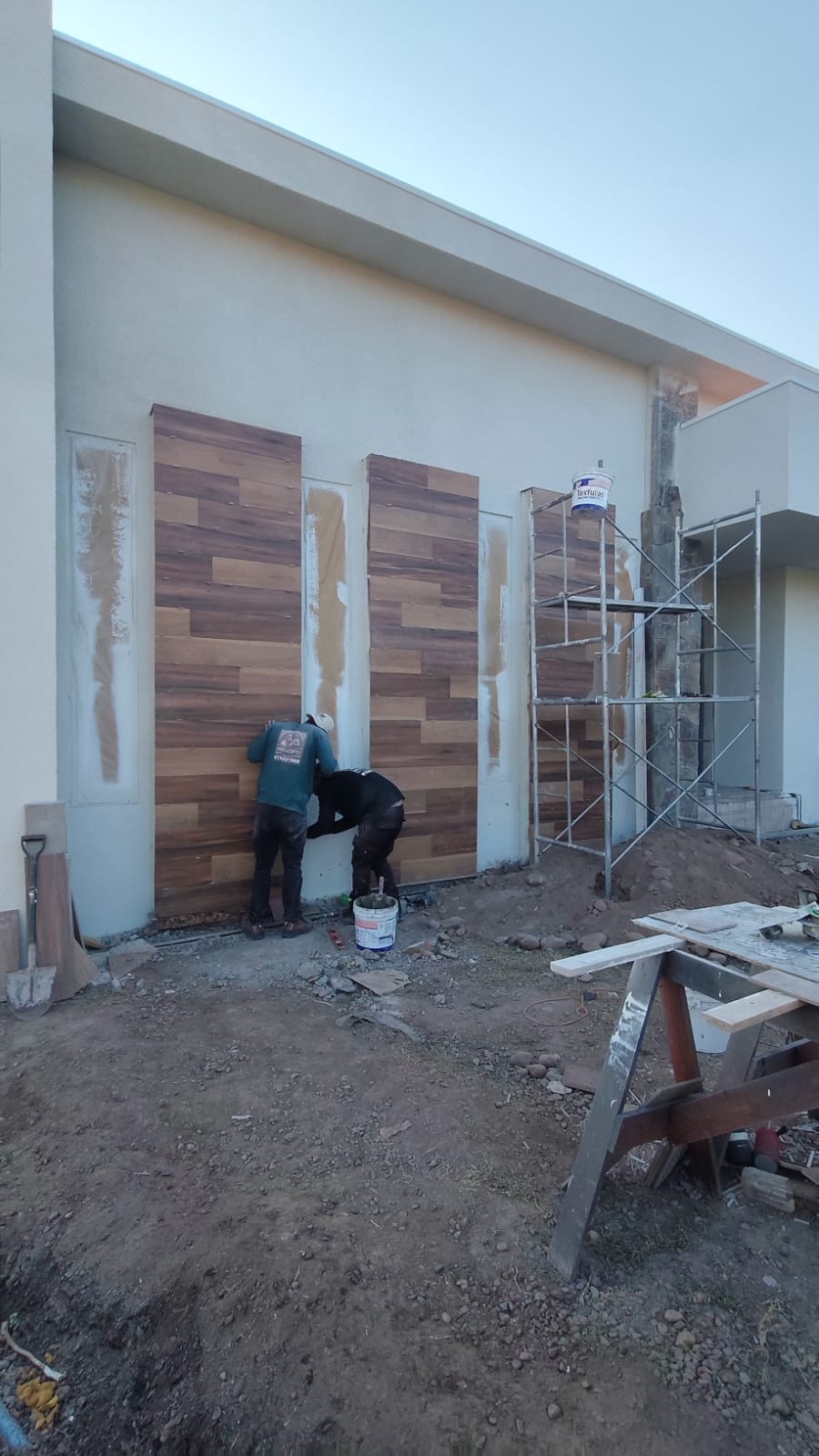 Instalación de revestimiento de madera en fachada